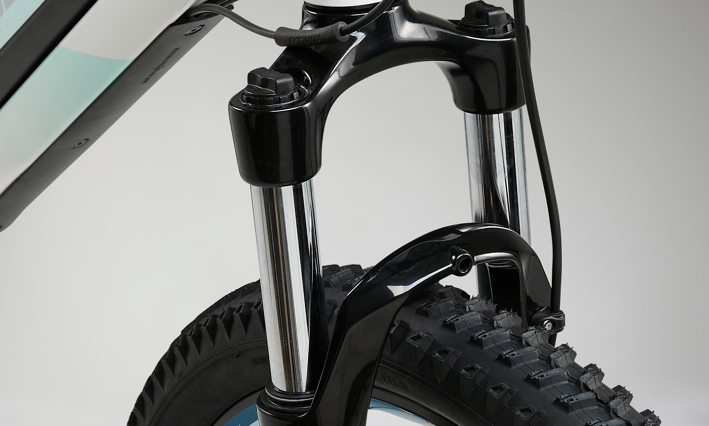 La suspensión delantera de la Rockrider Ebike ST 100 te permite recorrer terreno irregulares sin muchas vibraciones.