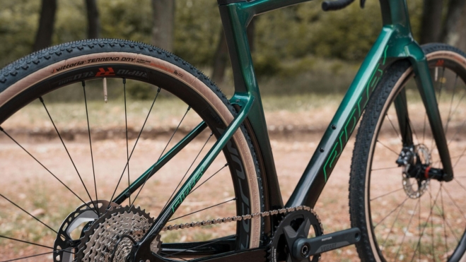 Esta bici de Gravel tiene una caja de cambios Shimano GRX 800 de 11 velocidades