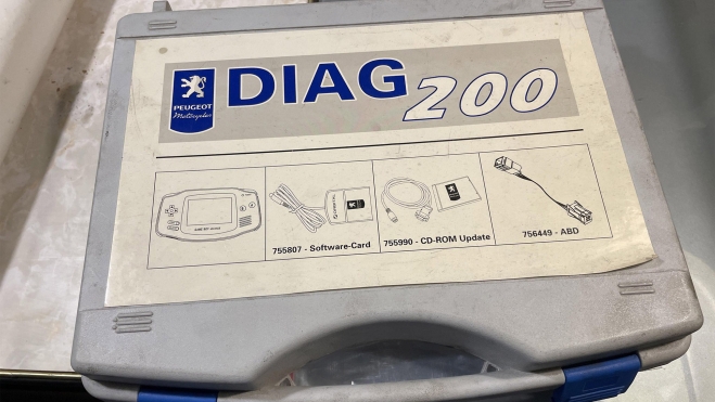 Este maletín de Peugeot utilizaba una Game Boy Advance.