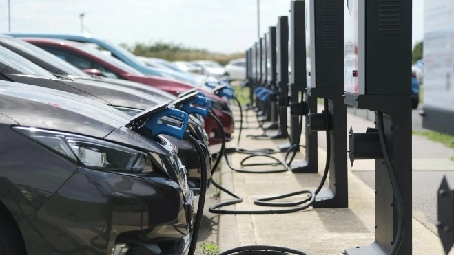 Enchufar una máquina de diálisis es algo que se puede hacer con el coche eléctrico desde hace años.