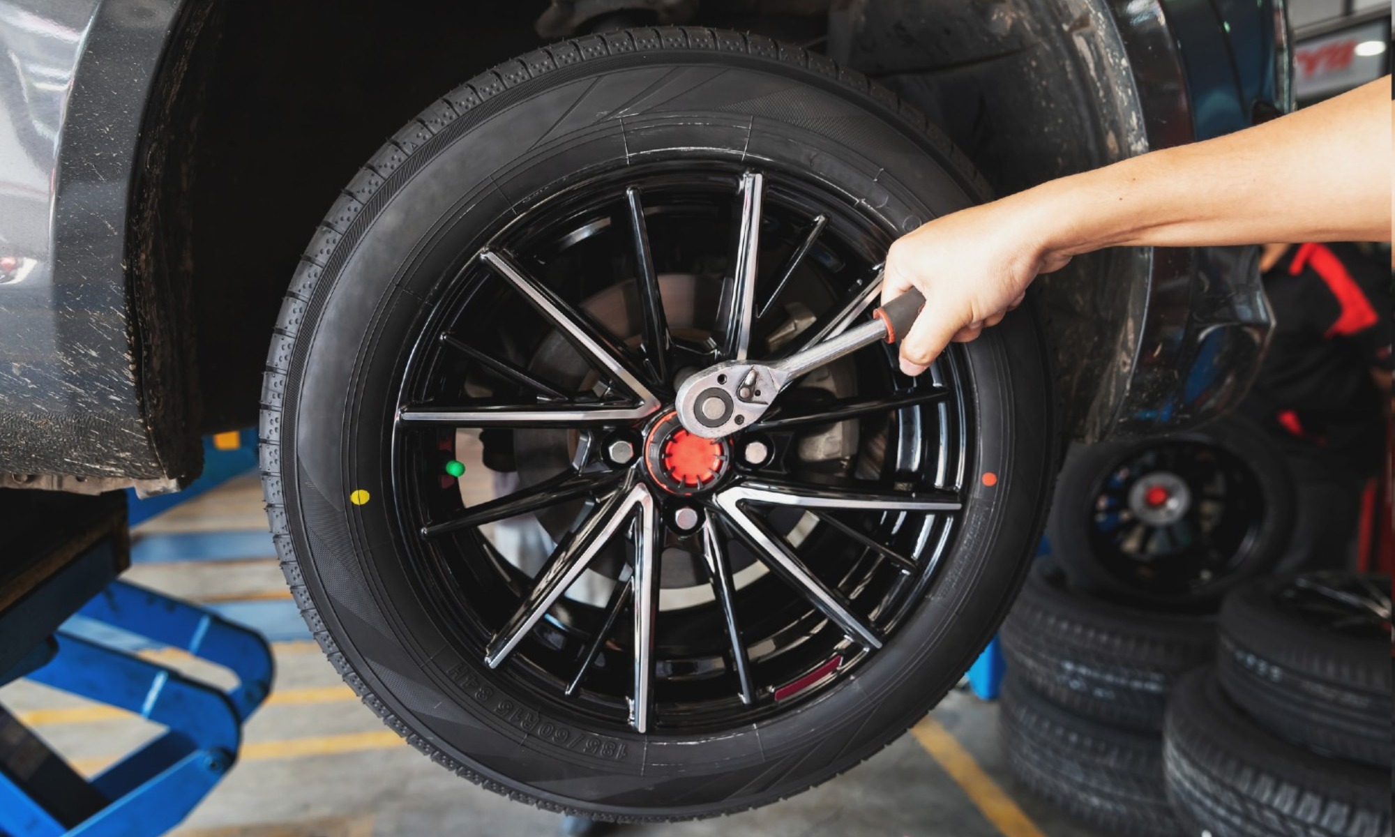 El punto rojo de los neumáticos ayuda al operario a su montaje en la llanta.