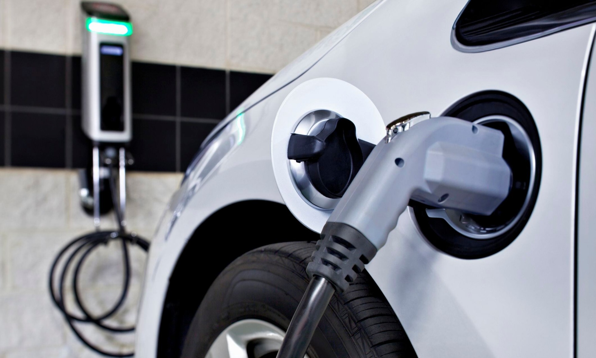 El precio de los coches eléctricos caerá debido a diversos factores en los próximos años.