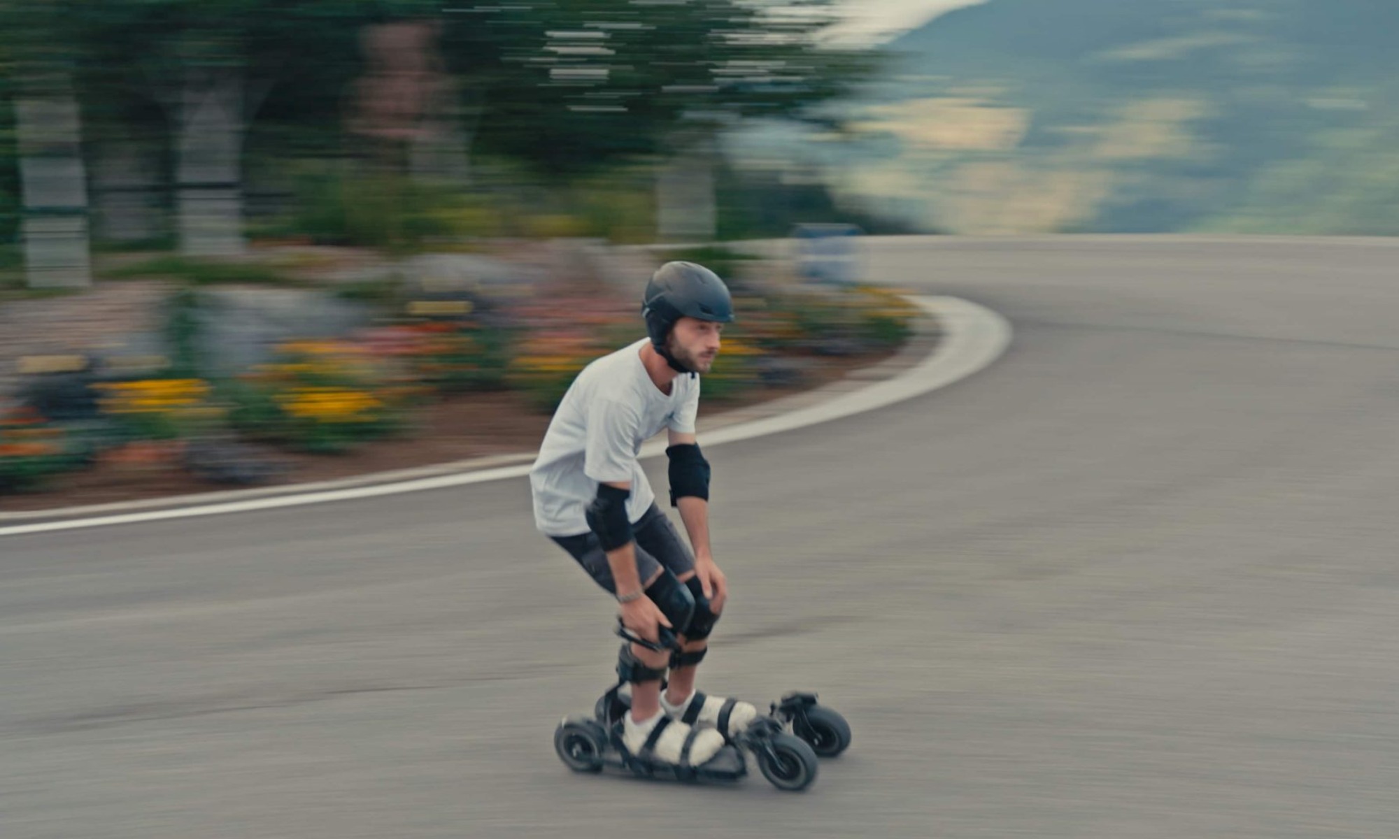 Crear un mix entre patinete eléctrico y esquís es algo que no habíamos visto en la movilidad.