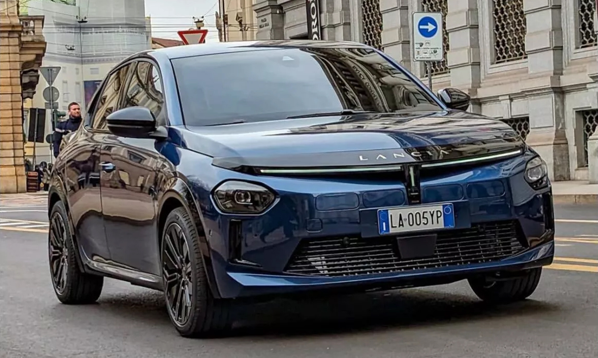 El Lancia Ypsilon ha dejado a la luz su llamativa estética. 