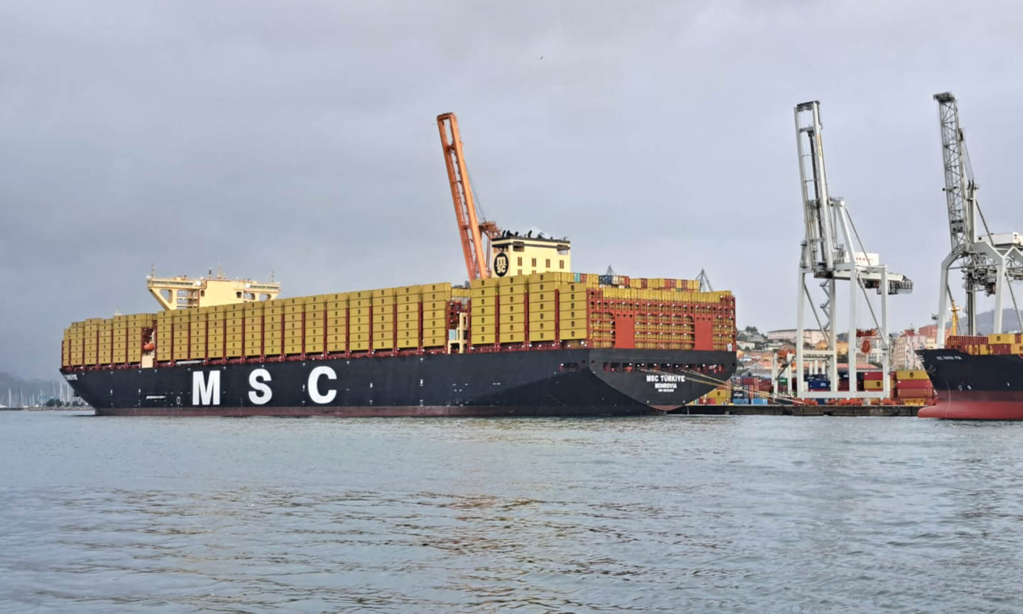 El MSC Türkiye, el barco portacontenedores más grande del mundo, en el Puerto de Vigo.