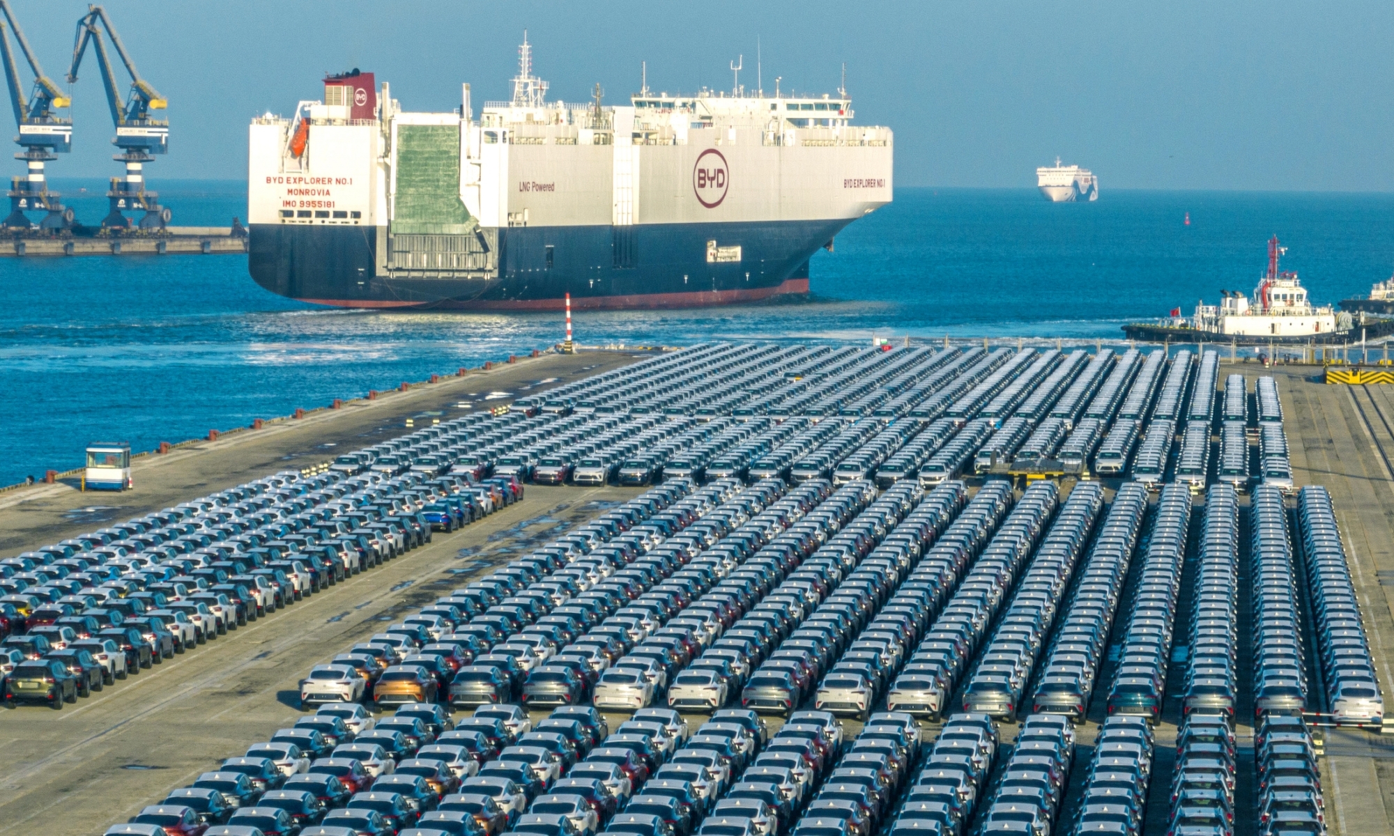 El primero de los barcos portacoches de BYD ya pone rumbo a Europa. 