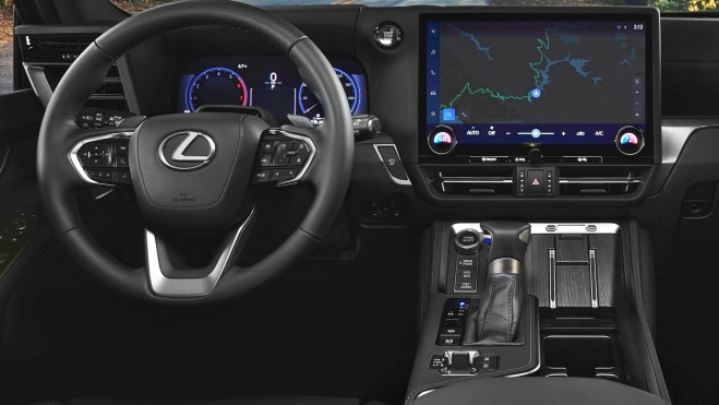 La calidad habitual de Lexus toma lugar en su habitáculo, aunque los lazos con el Land Cruiser son evidentes.