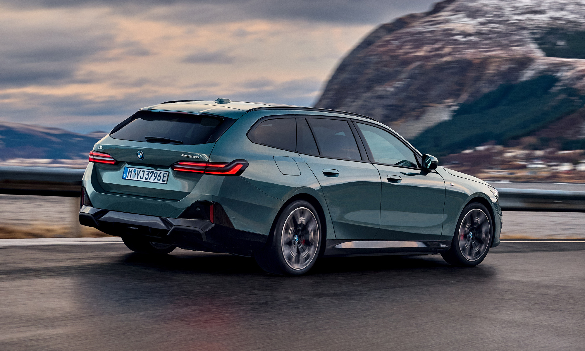 El BMW i5 Touring modifica especialmente su carrocería desde el pilar C hacia atrás.