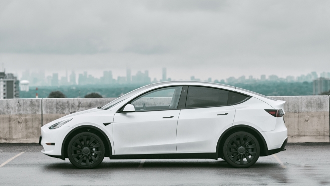 Tesla Model Y Lateral