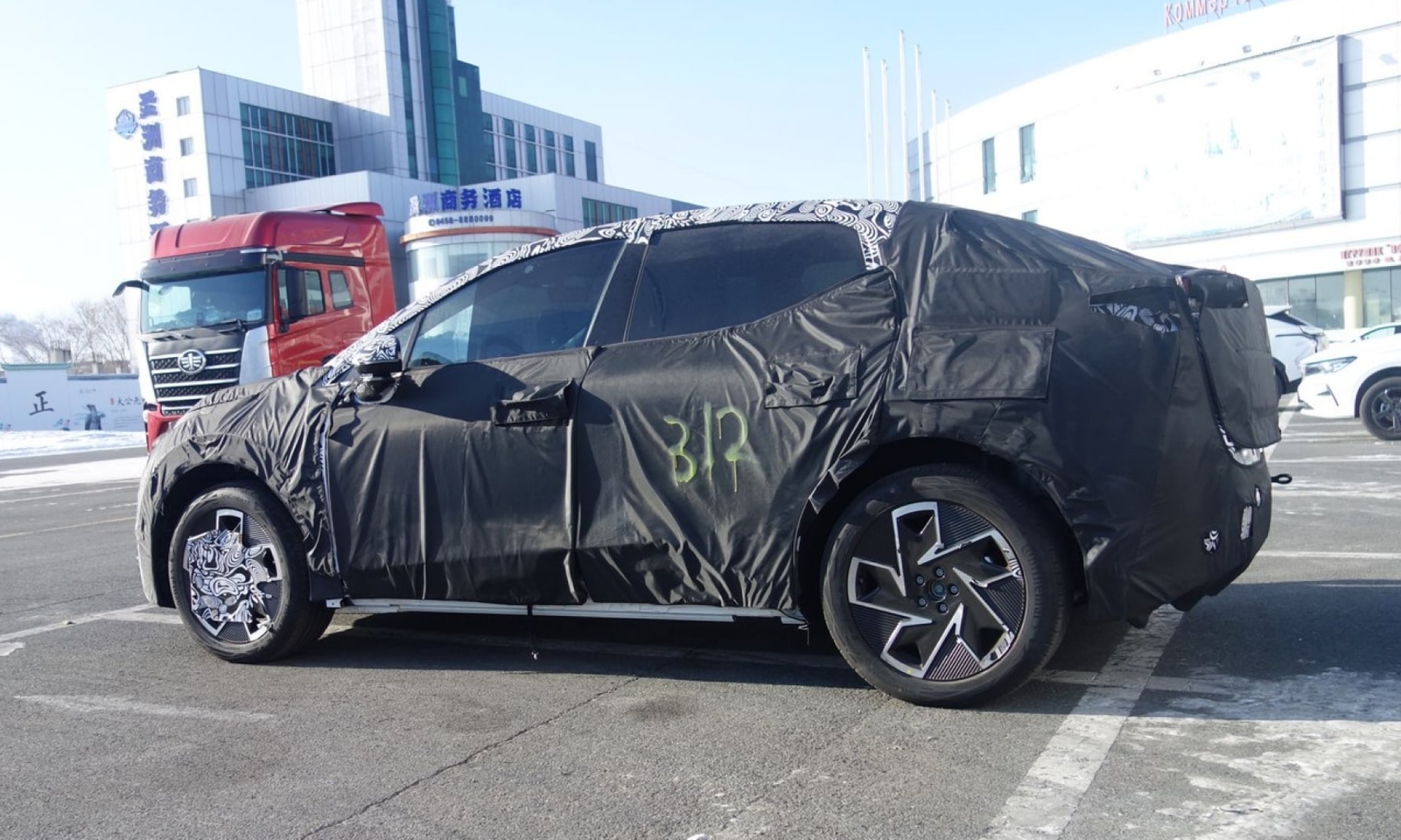 A pesar del camuflaje, se puede adivinar perfectamente la silueta del Lynk & Co 02.