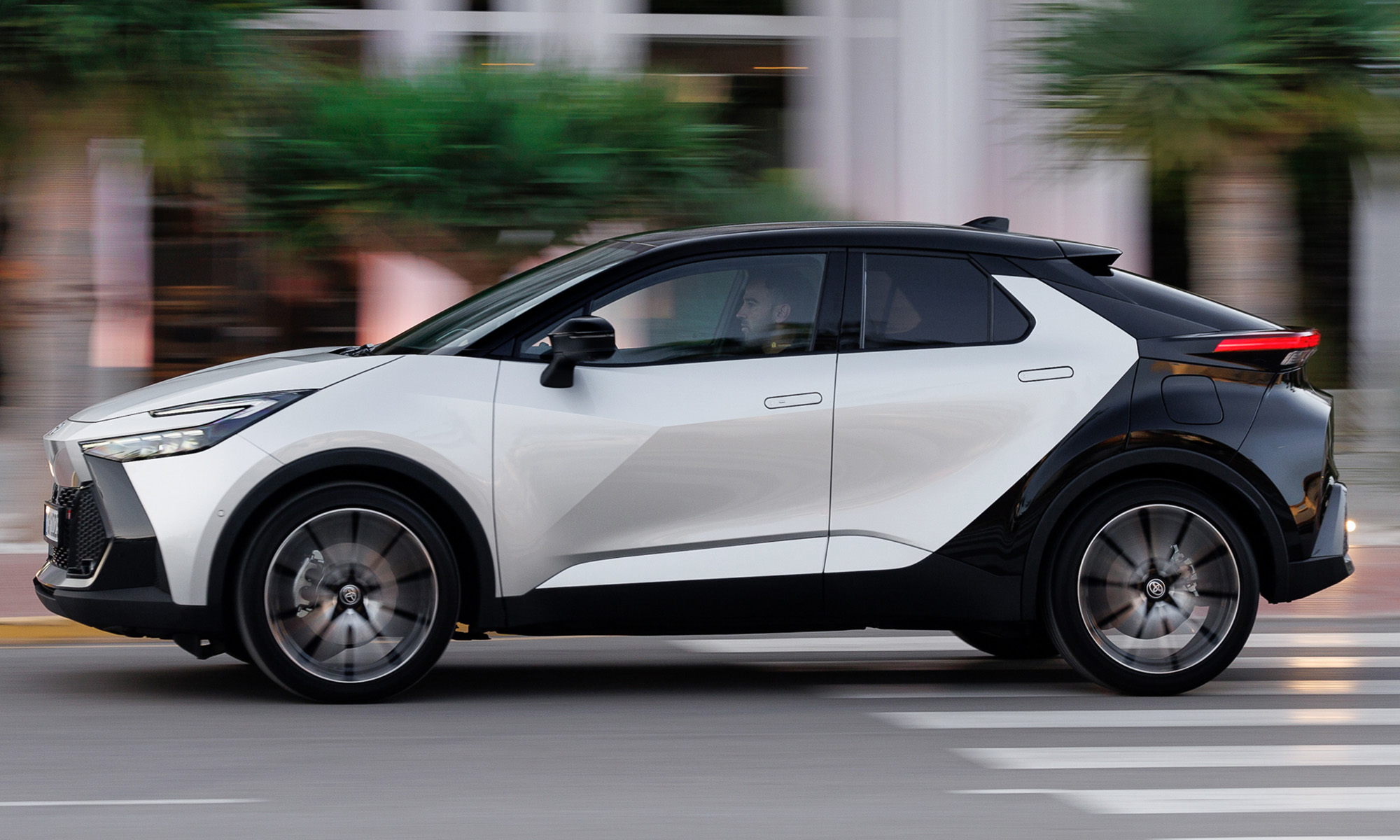 Toyota C-HR 2024: las 5 claves que le harán el SUV híbrido más querido en  España una vez más