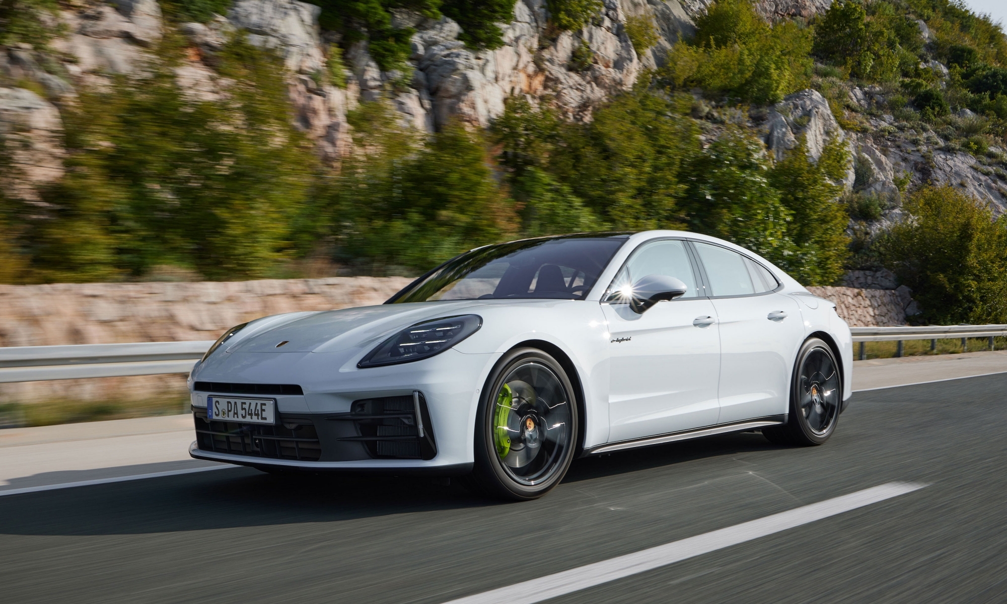 Porsche lanza al mercado tres versiones híbridas enchufables que dejan atrás a las mecánicas diésel.
