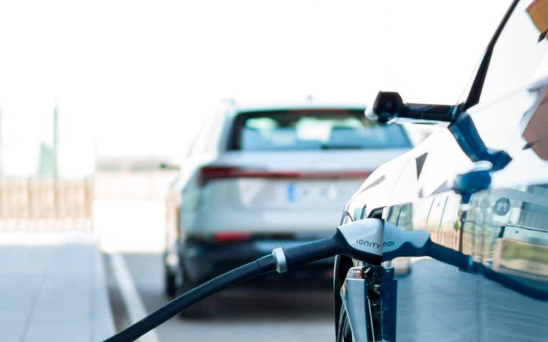  Los fabricantes apuestan por el coche eléctrico para cumplir con los objetivos de emisiones. 