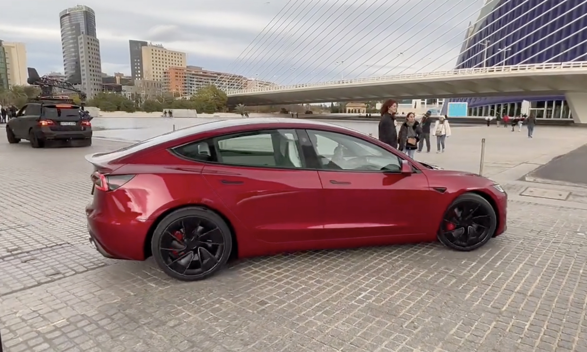 El Tesla Model 3 se pasea por Valencia en su particular jornada de fotos.