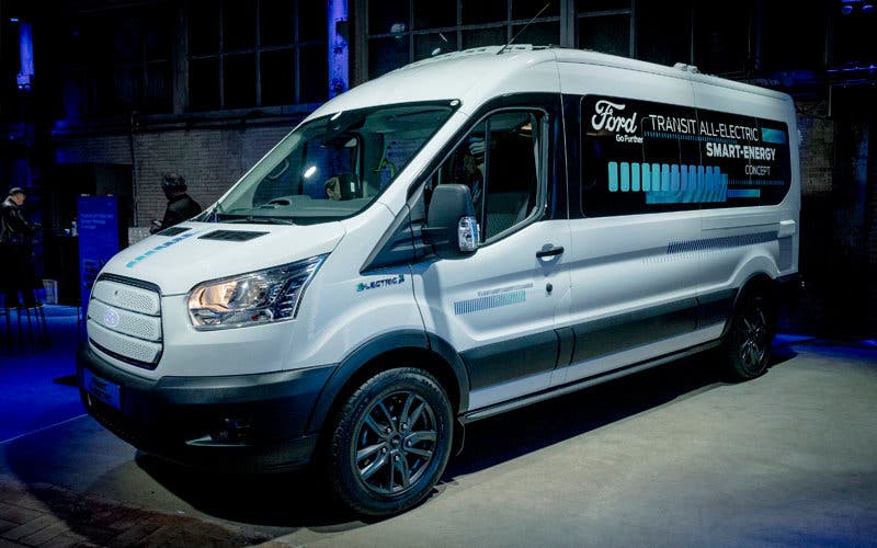  Ford experimenta con un minibús eléctrico aumentar la autonomía de sus vehículos. 