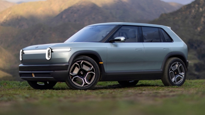 El Rivian R3 mantiene la línea estética habitual de la casa, aunque ofrece un punto de vista diferente.