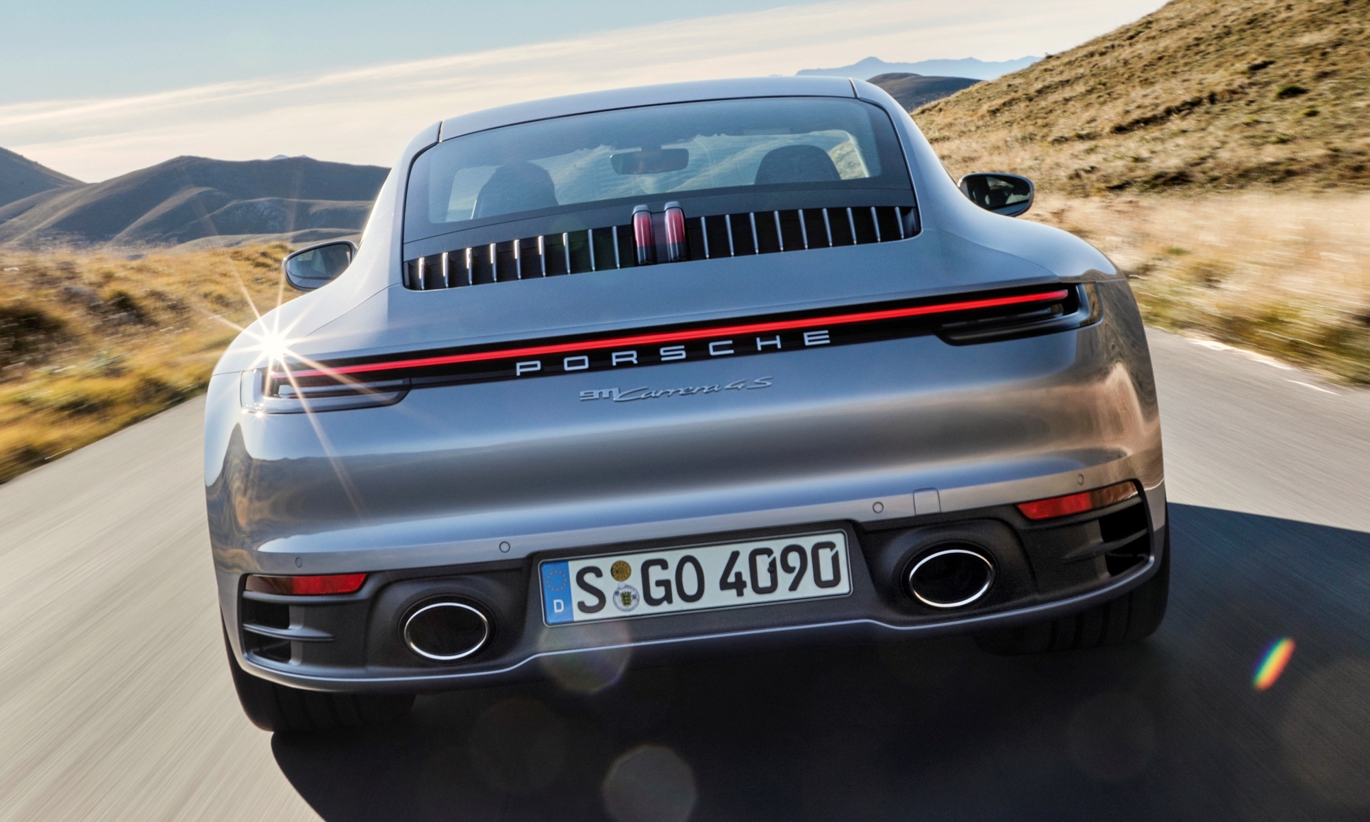 Tras mucho tiempo de rumores, ahora es oficial: el Porsche 911 se electrifica.