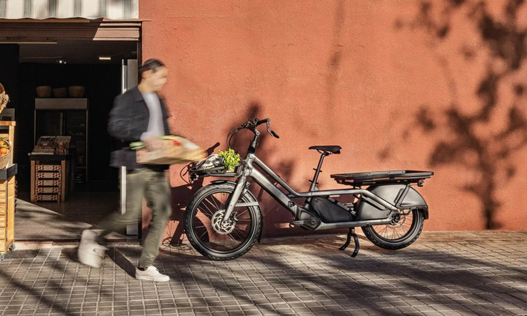 Un potente motor y una configuración alargada convierten a esta bicicleta en un auténtico vehículo de carga.