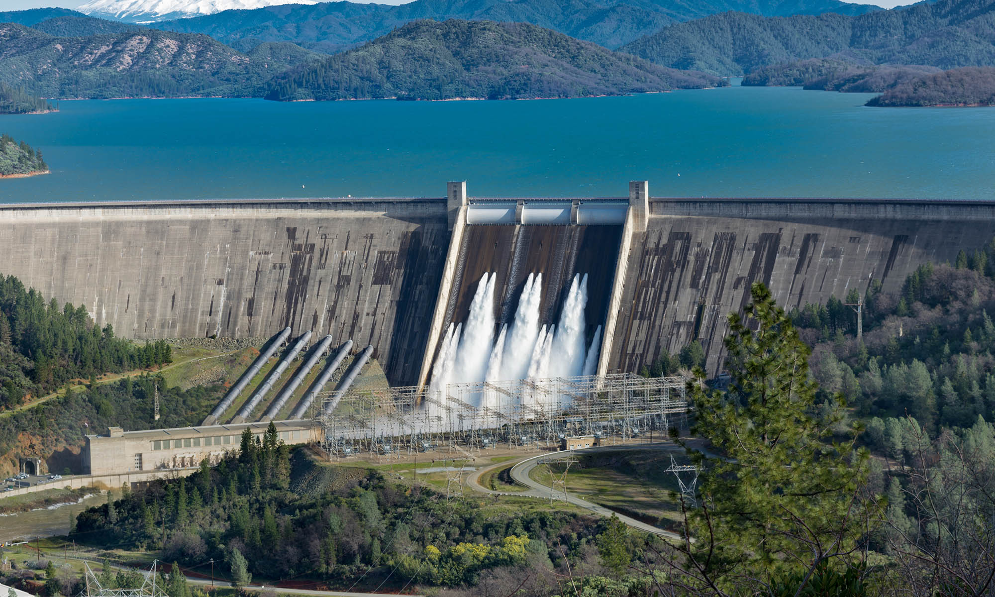 La energía hidroeléctrica requiere la construcción de grandes presas.