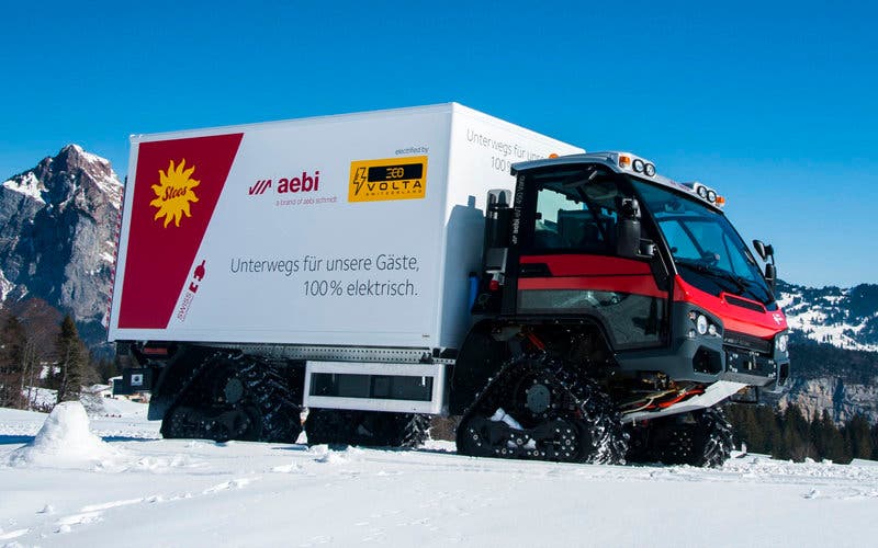  Así es el primer camión oruga eléctrico de Aebi para la nieve suiza . 