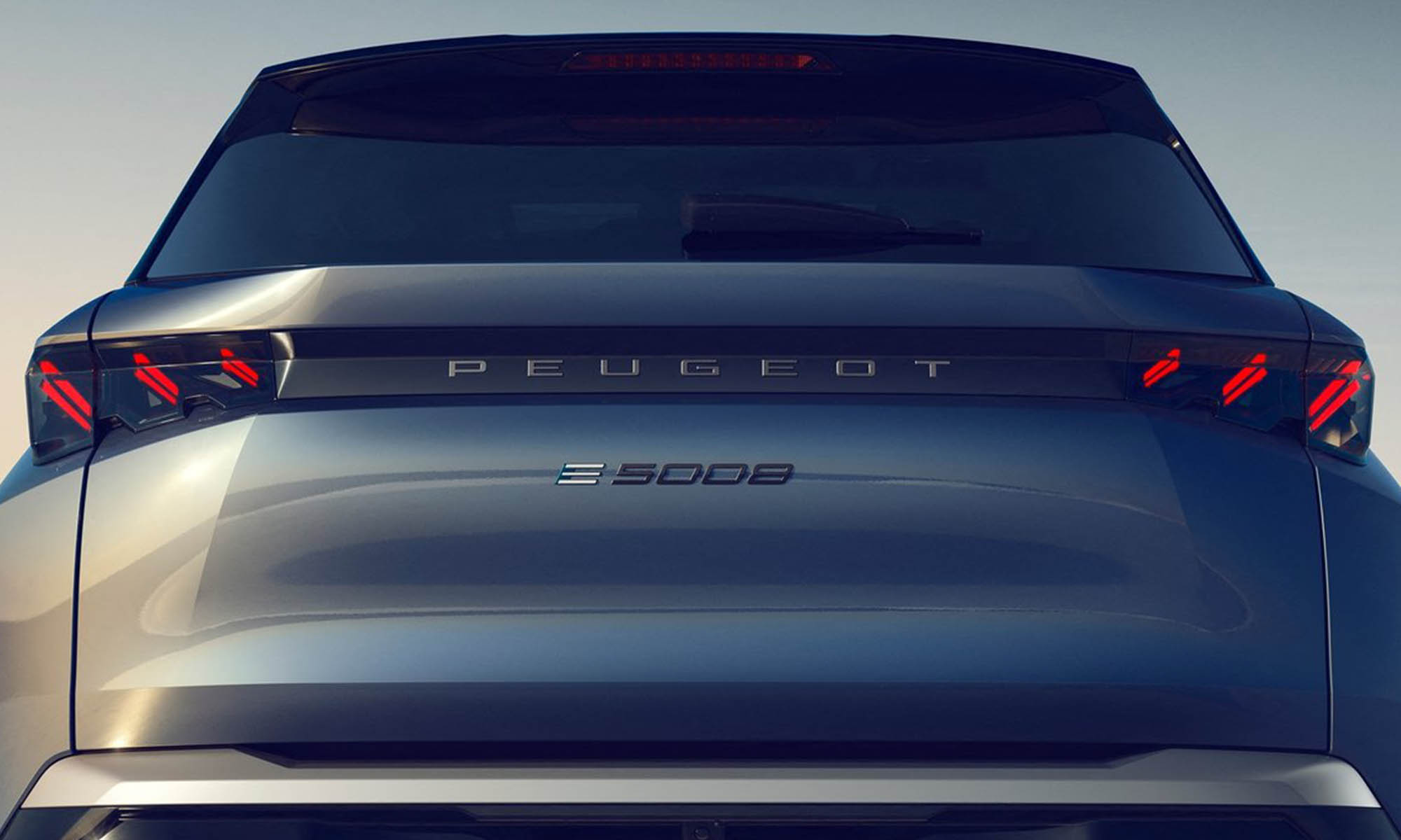 Por primera vez, la familia del Peugeot 5008 suma una versión 100% eléctrica.