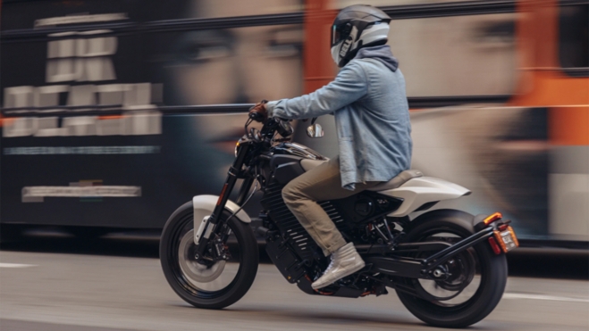 La moto eléctrica Mulholland recupera las raíces custom de Harley-Davidson, con un corte cruiser