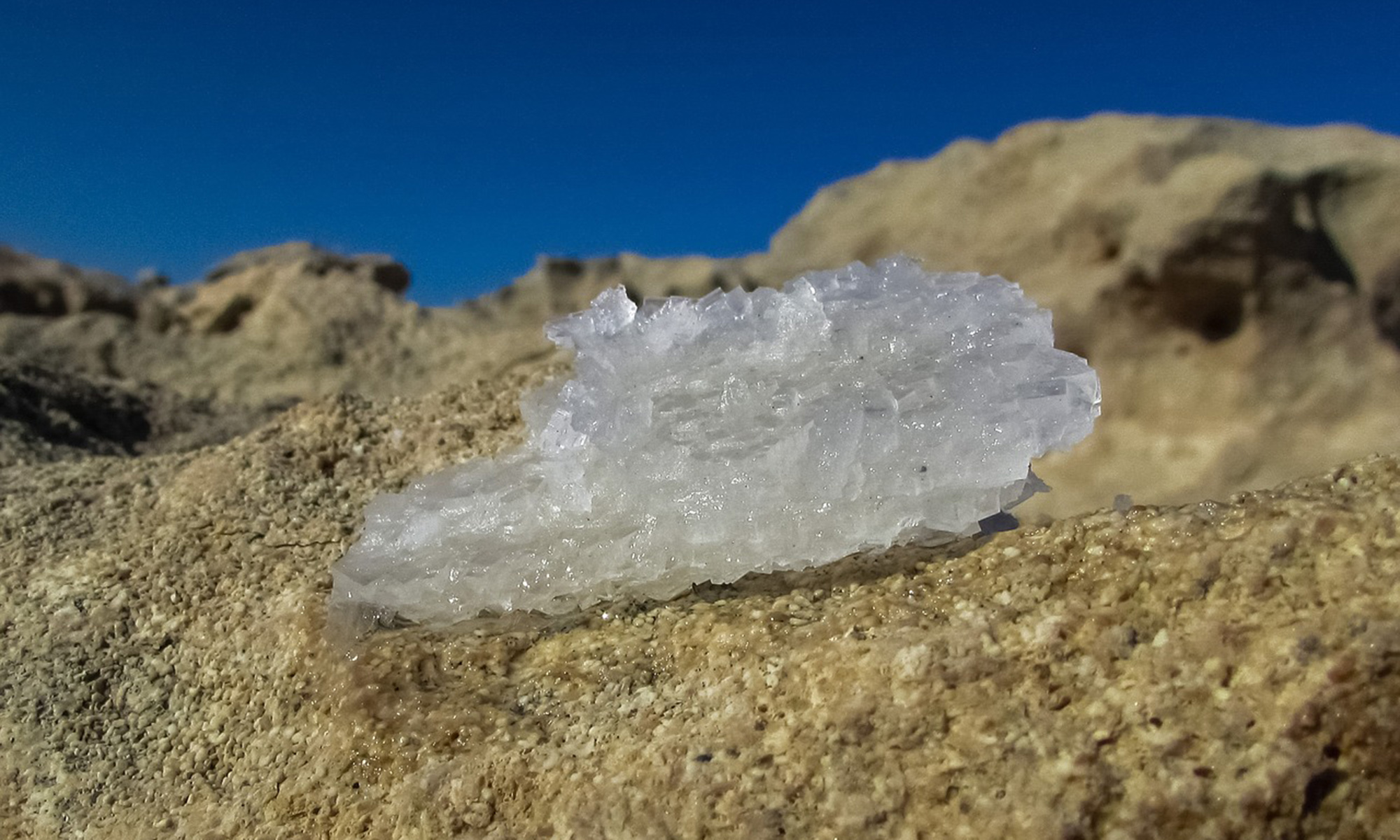 Es, de lejos, mucho más abundante en la naturaleza que el litio.