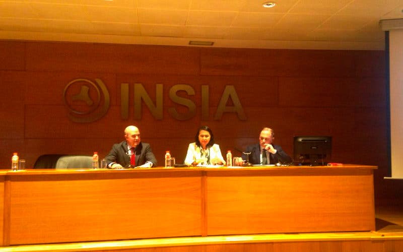  José Mª López Martínez, presidente de INSIA, Natalia E. Fonseca González, Dra. por la UPM y profesora en la ETSI Minas y Energía de la UPM, y Enrique Centeno, responsable de comunicación corporativa y relaciones institucionales de Toyota España. 