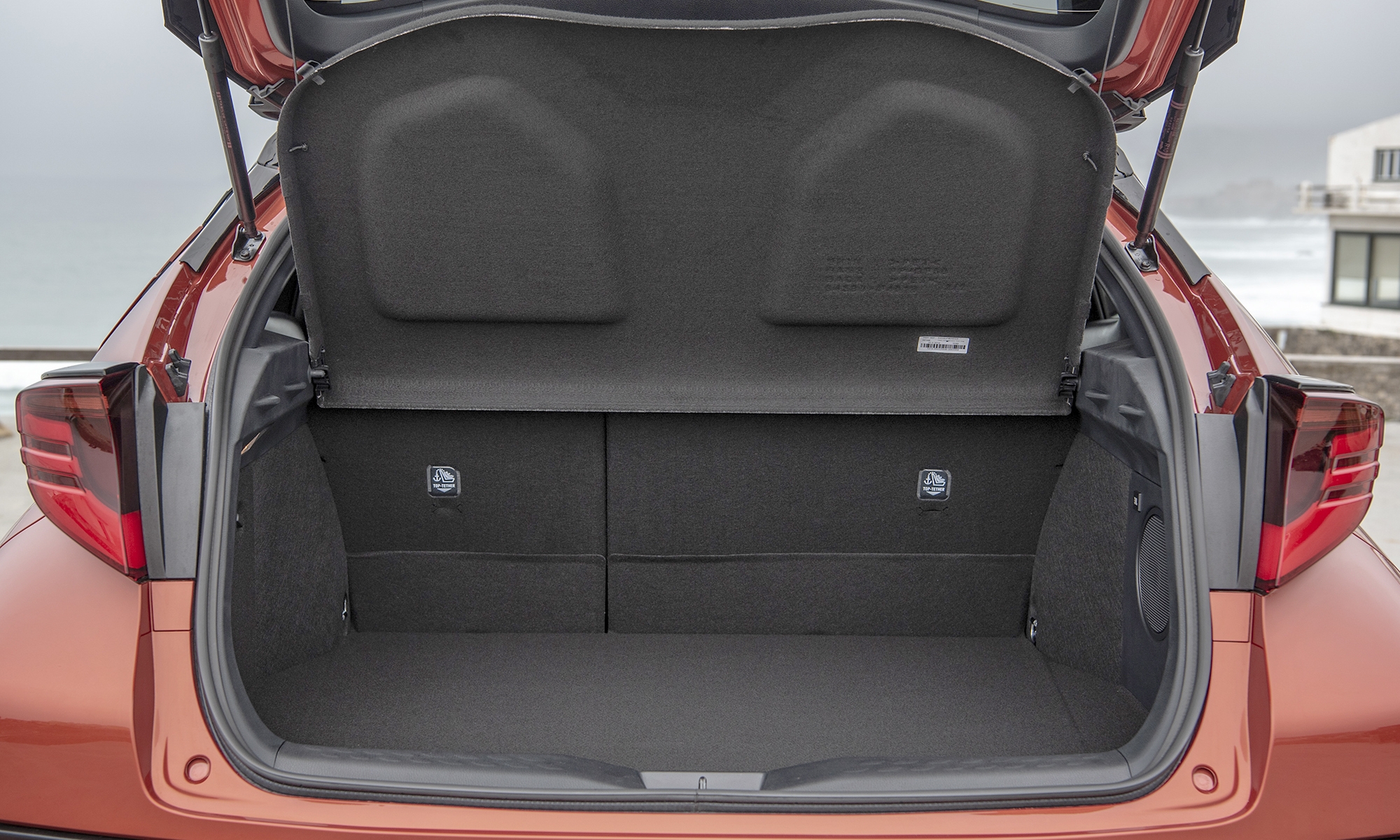 El maletero del SUV híbrido de Toyota cumplía con un volumen de 377 o 358 litros, dependiendo de la motorización.