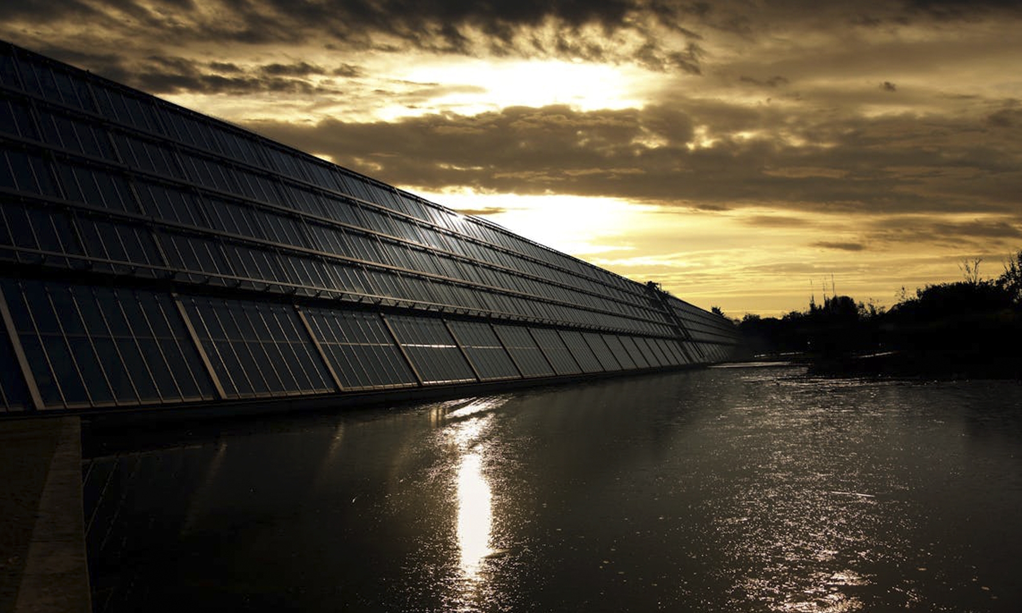 Parecen paneles solares convencionales, pero multiplican su eficiencia por mil.