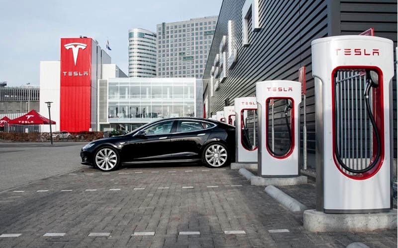  Tesla actualiza sus coches eléctricos para aumentar la potencia de carga a 150 kW. 