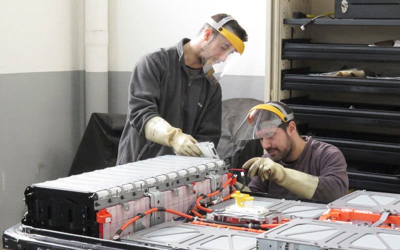  Técnicos electromecánicos de un concesionario oficial Nissan cambiando un módulo de la batería de un NIssan Leaf. © HYE 