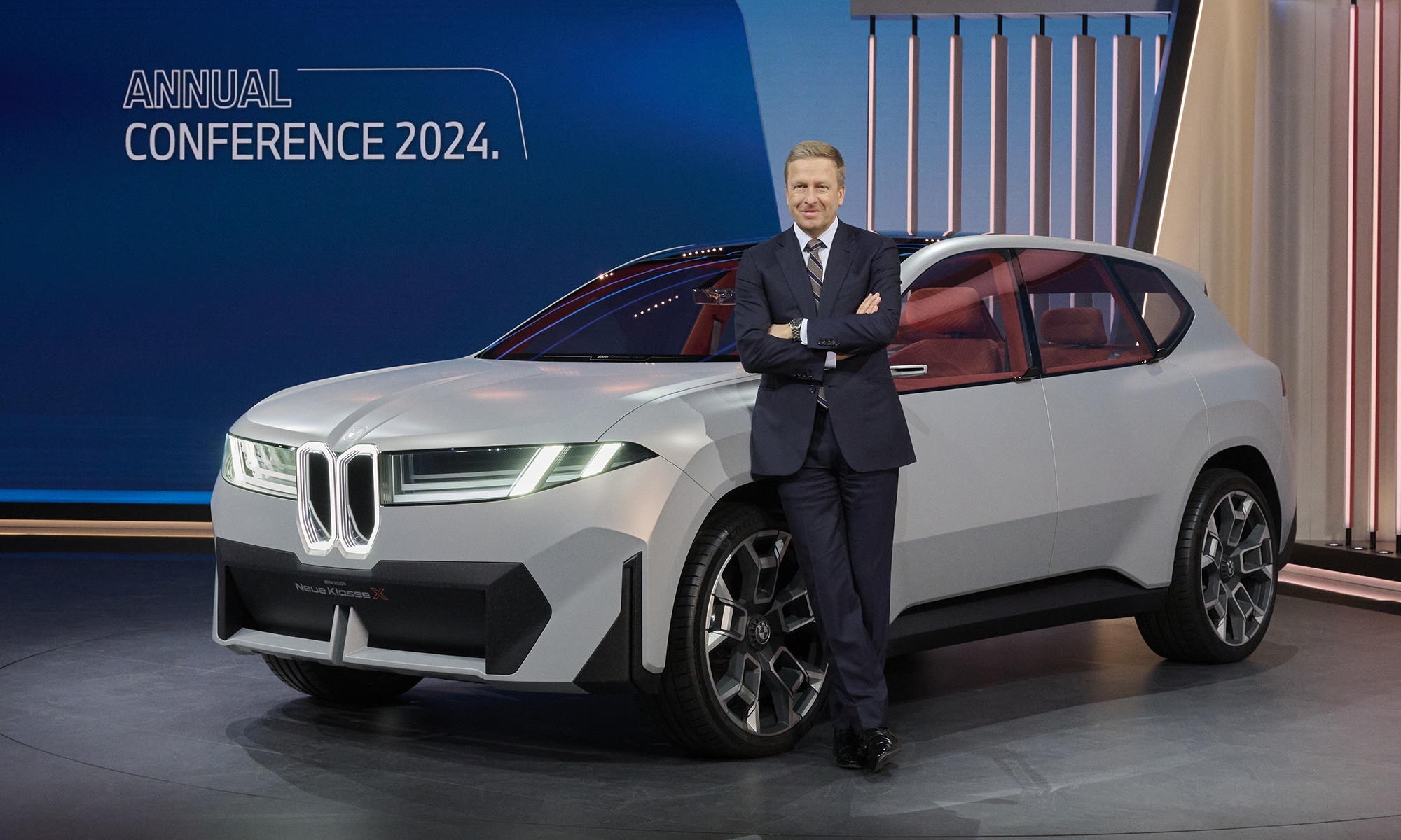 Oliver Zipse, CEO de BMW, junto al Neue Klasse X.