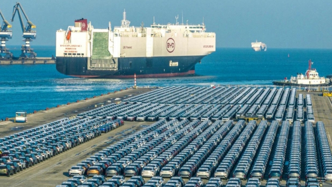 Los puertos europeos se están convirtiendo en aparcamiento provisional de los coches eléctricos chinos.
