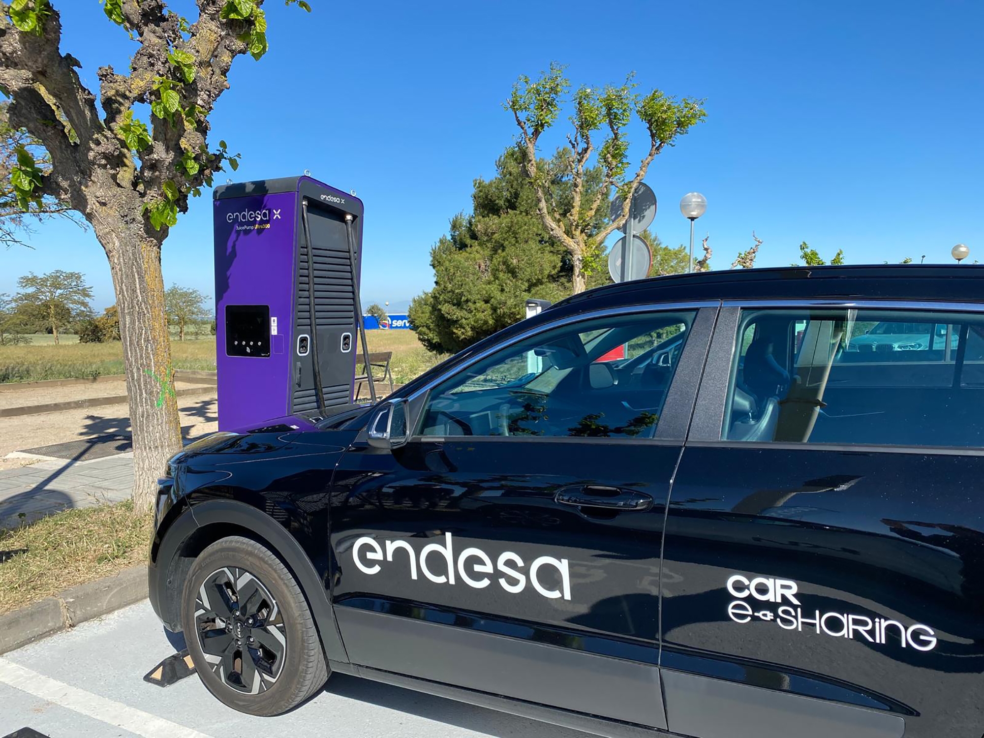 Endesa inaugura su primer Hub de cargadores ultrarrápidos de 300 kW de la radial A-2