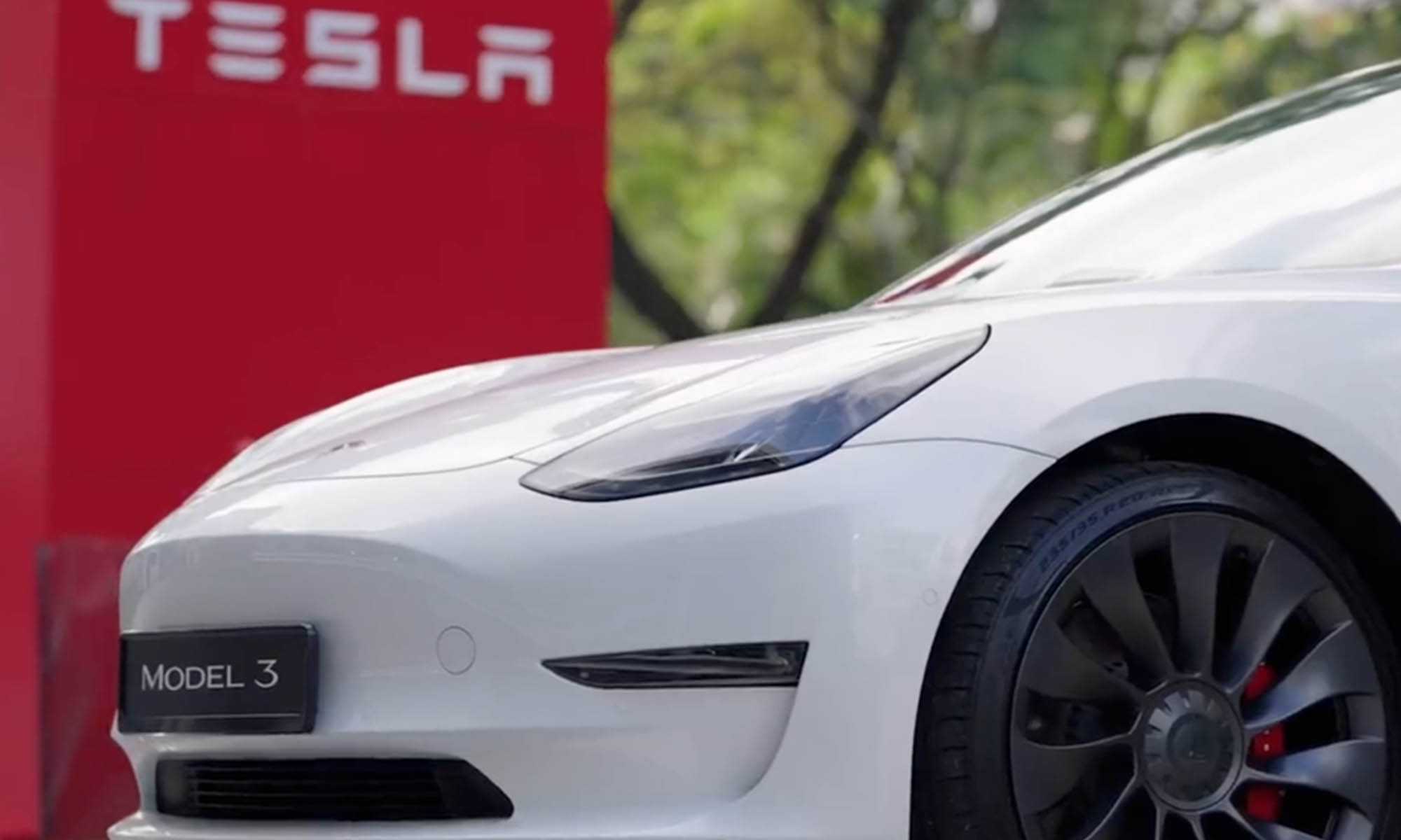 Tesla está recortando hasta el 10% de su plantilla laboral.