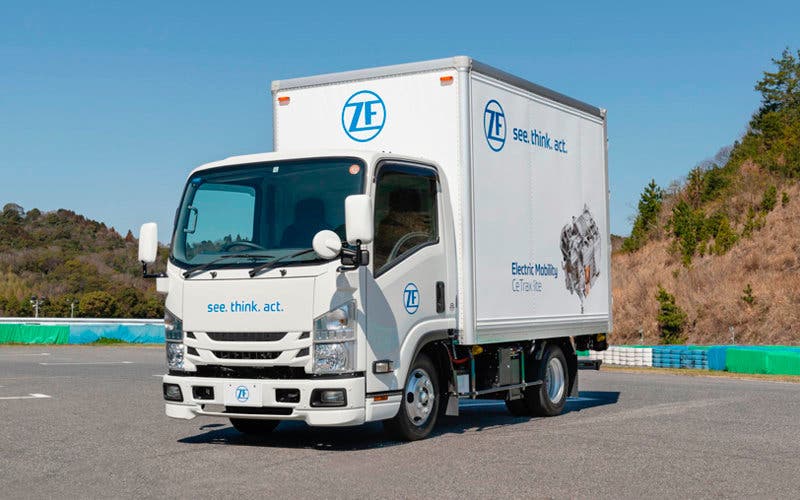  ZF presenta un prototipo de camión eléctrico de cinco toneladas para Japón. 