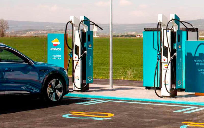  Repsol estima que el 30% de los coches nuevos que entren en el mercado en 2030 serán eléctricos. 