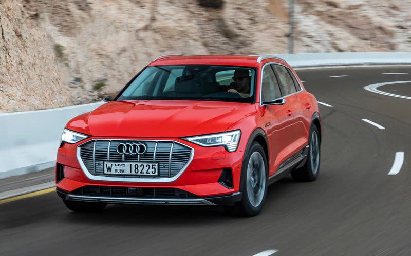  Audi e-tron, el SUV eléctrico llega a España con 400 kilómetros de autonomía WLTP. 