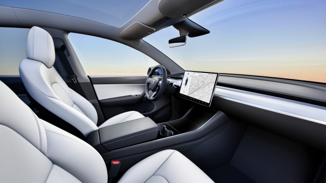 Aunque el diseño de su habitáculo pertenezca a la anterior generación de Tesla, es mucho más minimalista y moderno que el de cualquier rival. Aunque el diseño de su habitáculo pertenezca a la anterior generación de Tesla, es mucho más minimalista y moderno que el de cualquier rival.