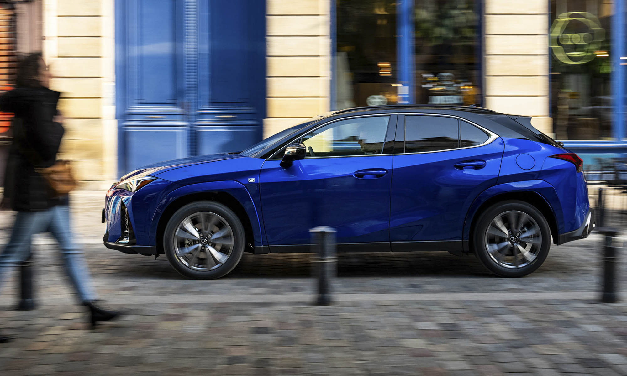 Las novedades del Lexus UX no son apreciables en el exterior sino bajo el capó y en el habitáculo.