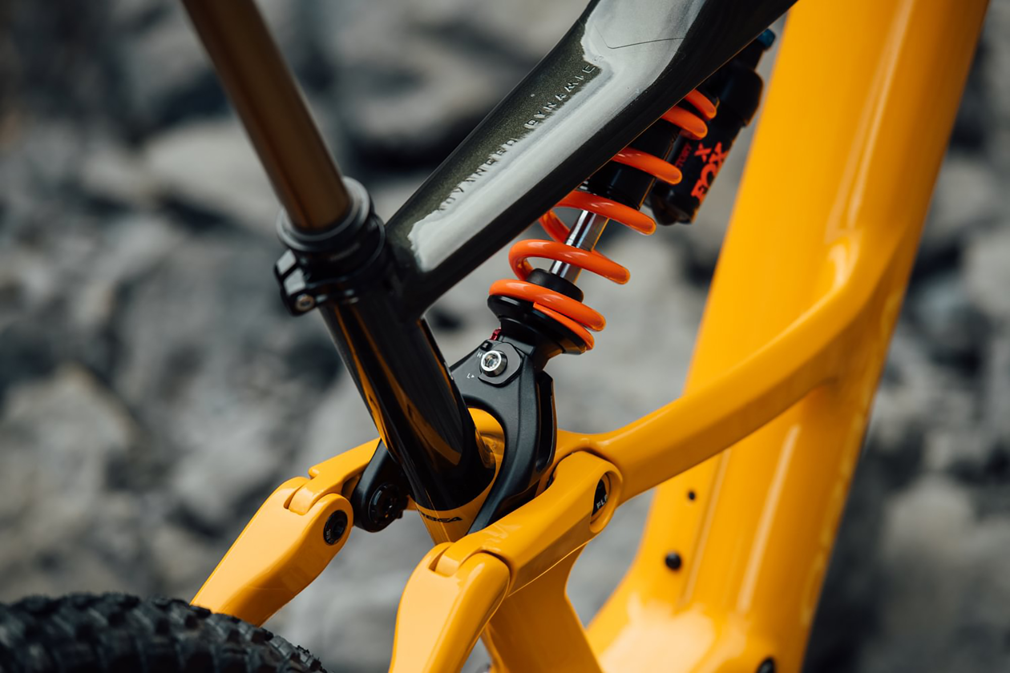 Detalle de la bieleta con Attitude Adjust de la Orbea Rise LT Detalle de la bieleta con Attitude Adjust de la Orbea Rise LT