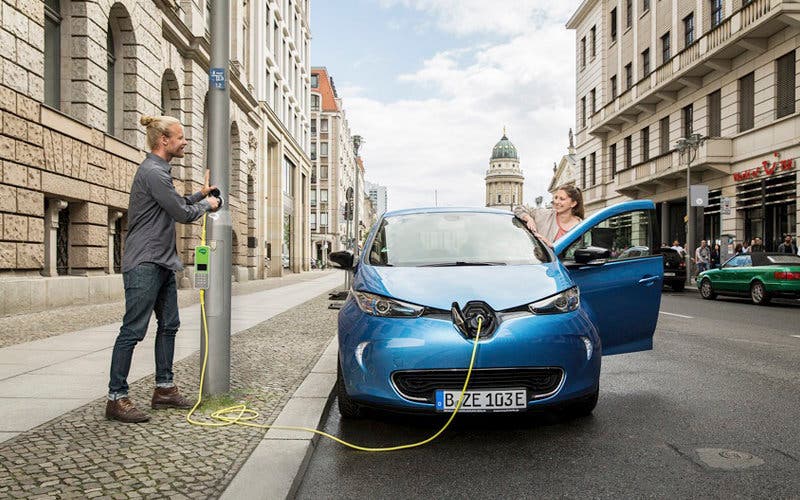  Ubitricity quiere implantar en España su modelo de recarga de coches eléctricos en farolas. 