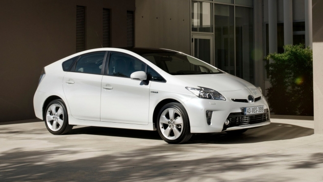 La segunda generación del Prius se basaba sobre la primera, pero mejorando su tecnología. La segunda generación del Prius se basaba sobre la primera, pero mejorando su tecnología.