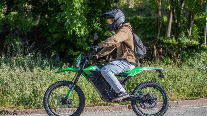 Se puede llevar con el carnet de moto AM desde los 16 años.