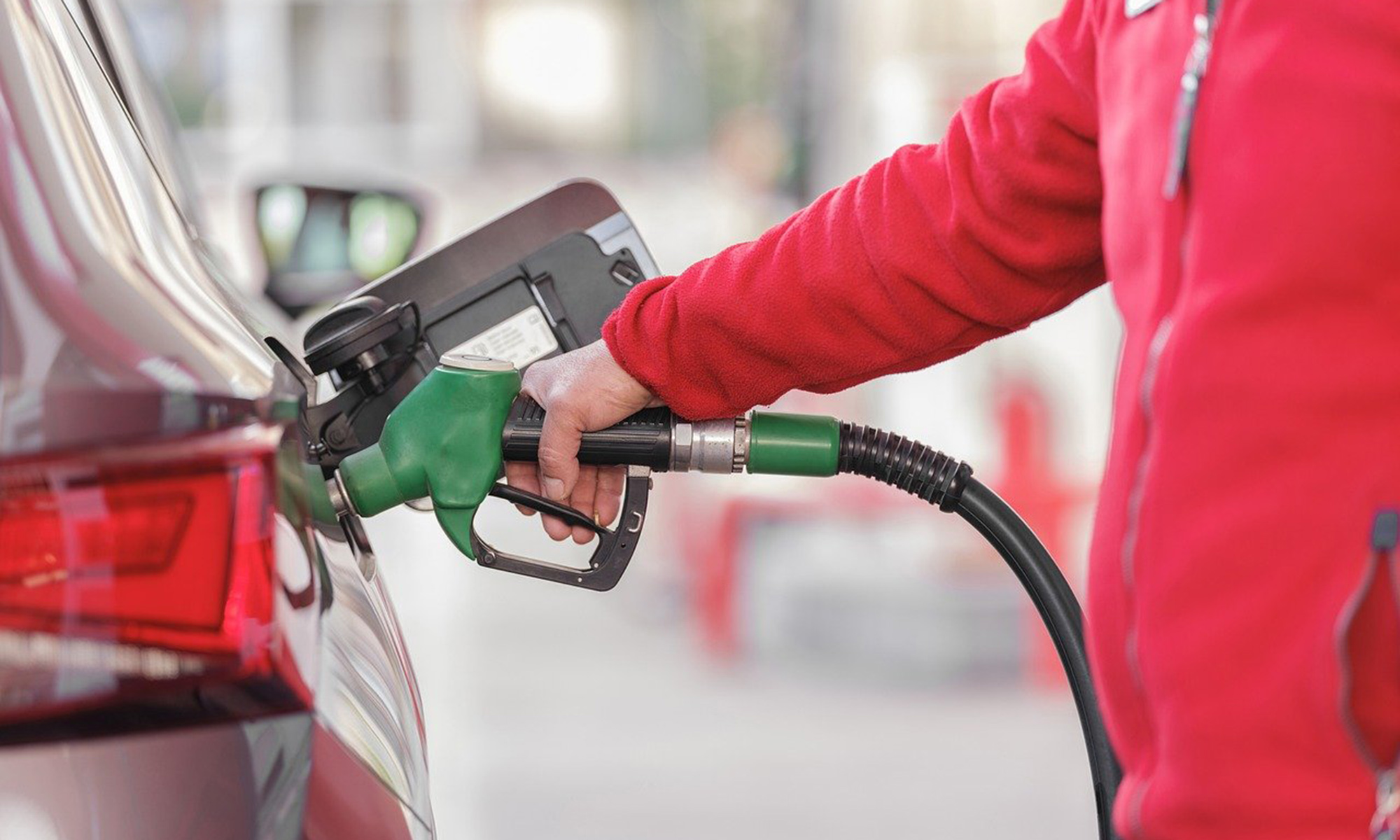 Tu coche eléctrico te saldrá barato: por culpa de la UE, el precio de la gasolina en España alcanzará los 2 € por litro.