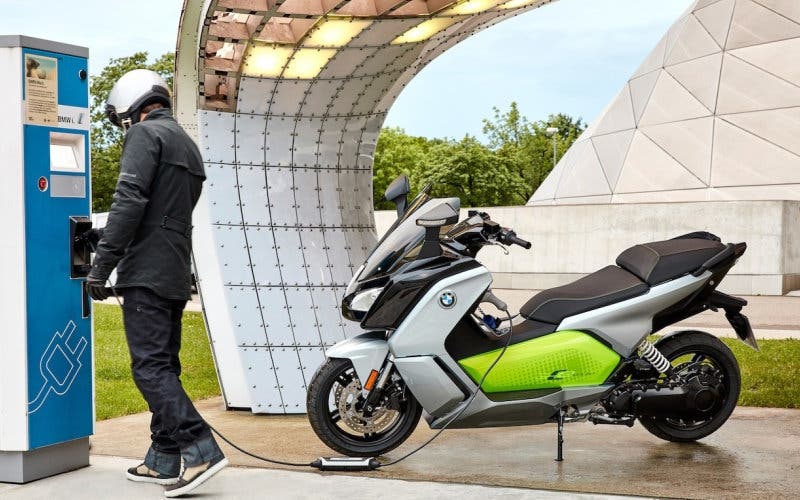  La BMW C Evolution podría recibir una celda de seguridad para viajar sin casco. 