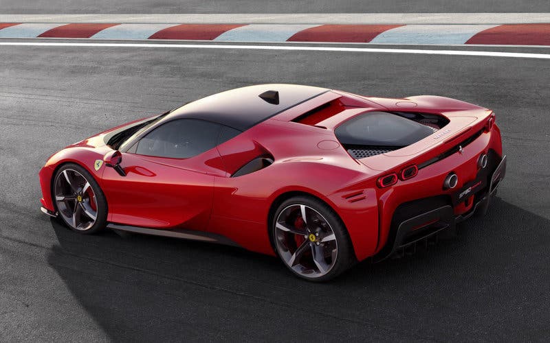  Ferrari SF90 Stradale híbrido enchufable: 1.000 CV y tracción integral. 