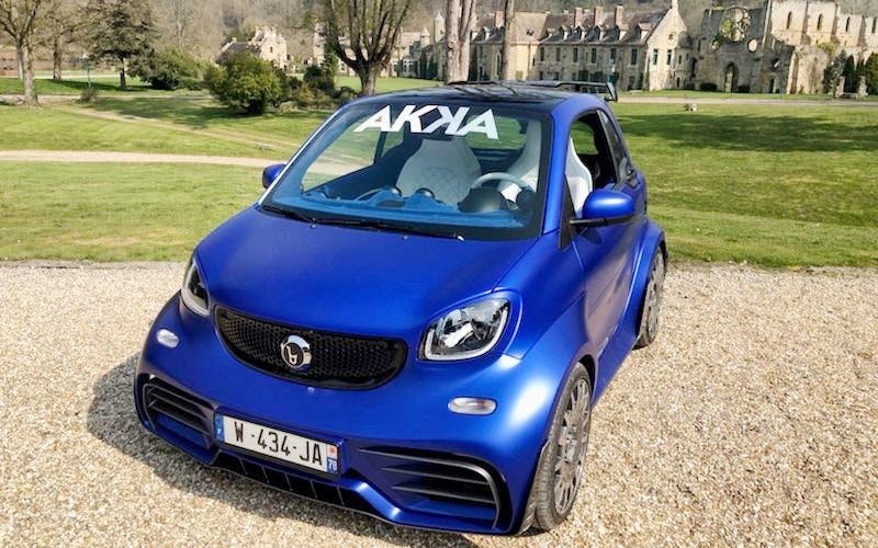  Grupo AKKA presenta su nuevo coche eléctrico urbano basado en el Smart ForTwo. 