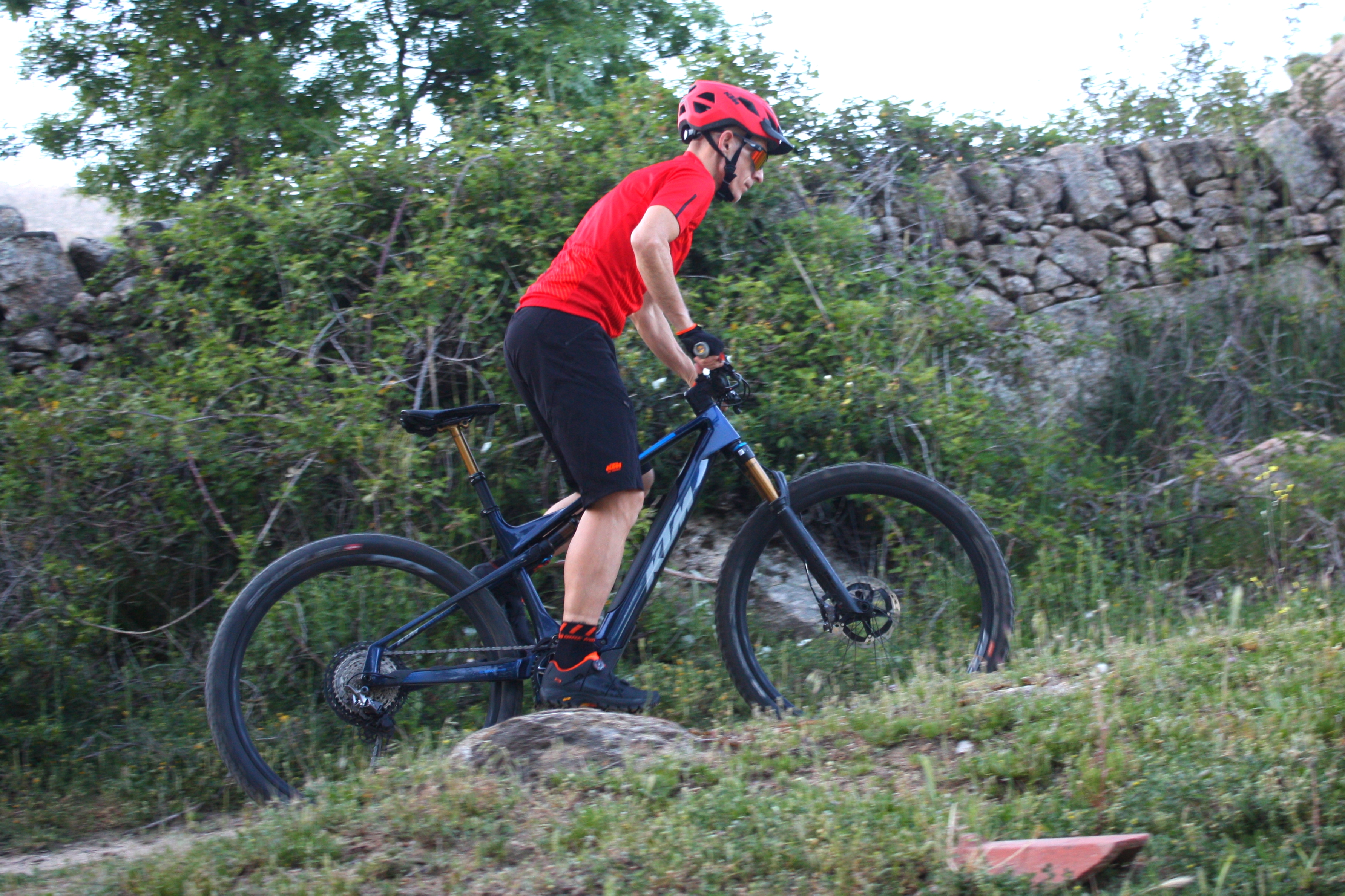Montar en bicicleta eléctrica por el campo es un verdadero placer